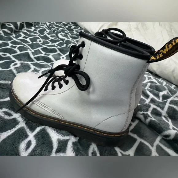 Dr martens boots.  Size 3 !!!  Hard to find size ! - Picture 6 of 9